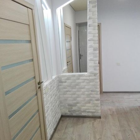 Apartment On Kryvorizhstal Street 35-24 Krivoy Rog Bagian luar foto