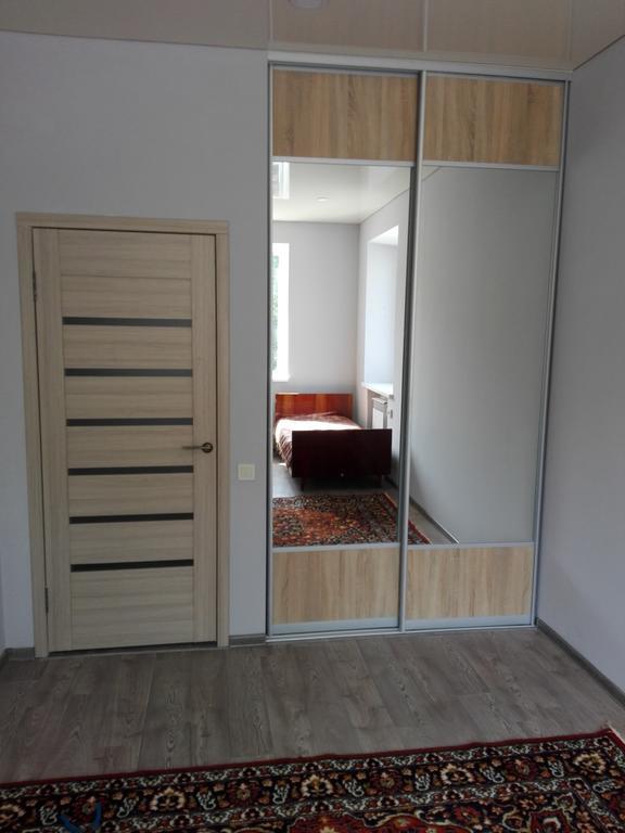 Apartment On Kryvorizhstal Street 35-24 Krivoy Rog Bagian luar foto