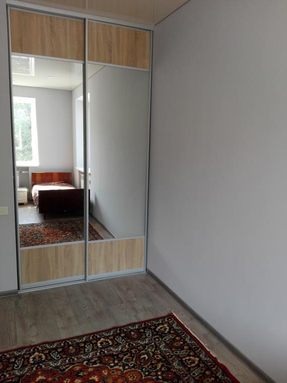 Apartment On Kryvorizhstal Street 35-24 Krivoy Rog Bagian luar foto