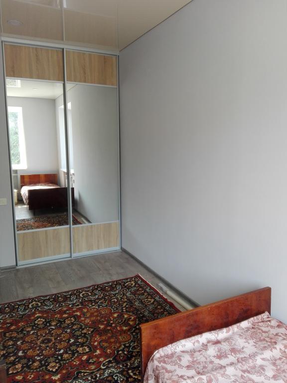 Apartment On Kryvorizhstal Street 35-24 Krivoy Rog Bagian luar foto